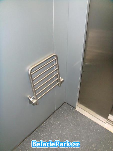 Sedátko ve výtahu